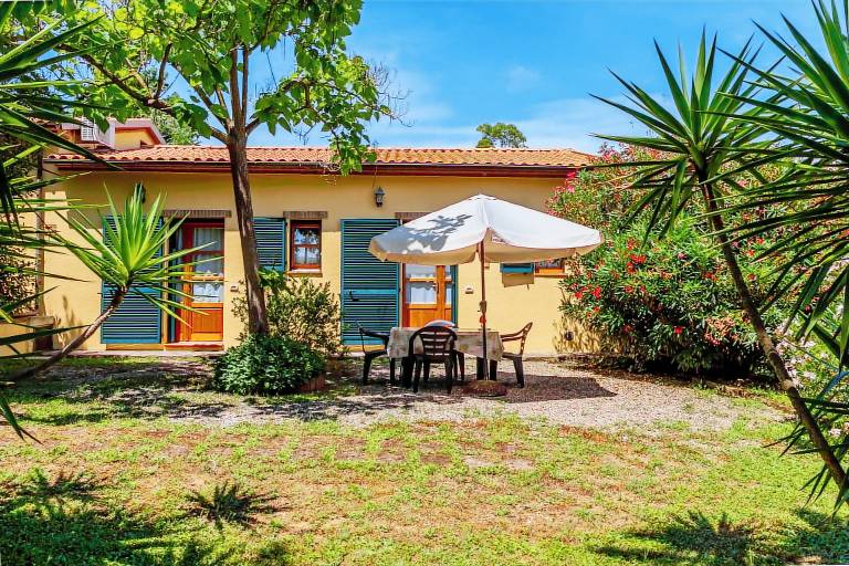 Apartment with grill, yard & patio | Garden view in Grosseto