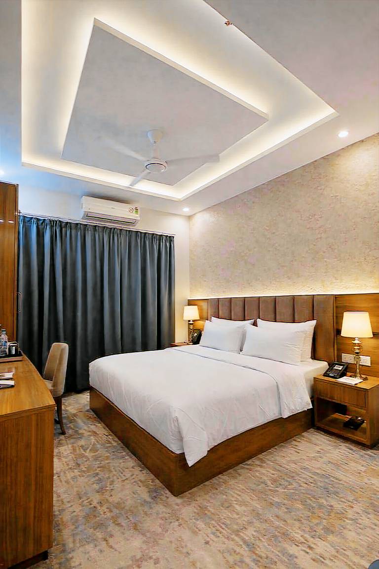 STAY IN NOIDA in Greater Noida