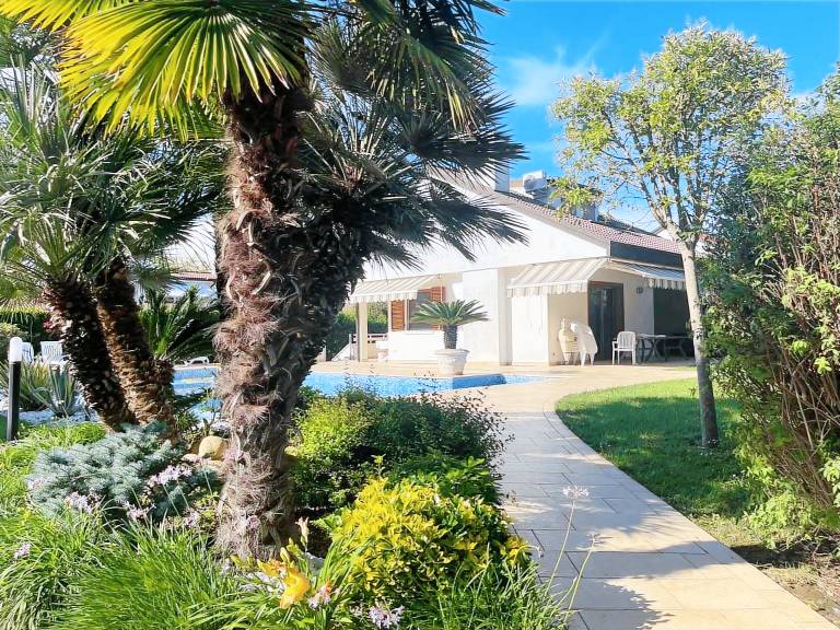 Beautiful house with patio, private pool & garden | Pets are welcome — photo 4