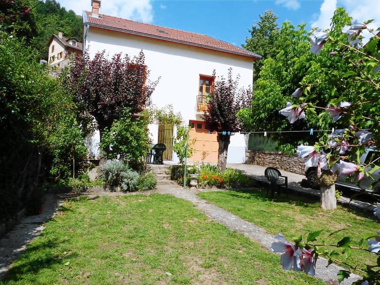 Gite with terrace, yard & barbecue in Foix