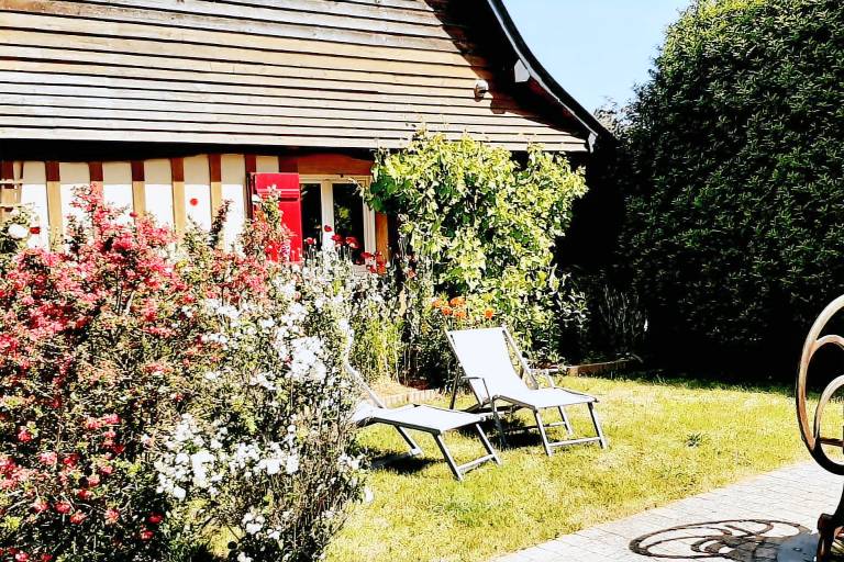 Holiday Home 'La Maison Des Mésanges' with Private Terrace, Wi-Fi and Air Conditioning in Dieppe