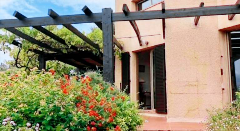 Ample villa with patio & private pool | Pets allowed — photo 5