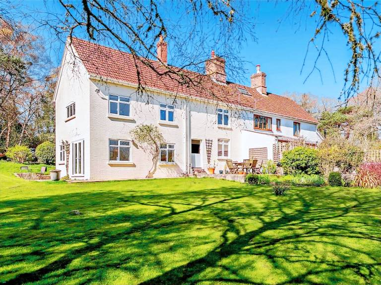 Cottage with barbeque, terrace & yard in Wareham