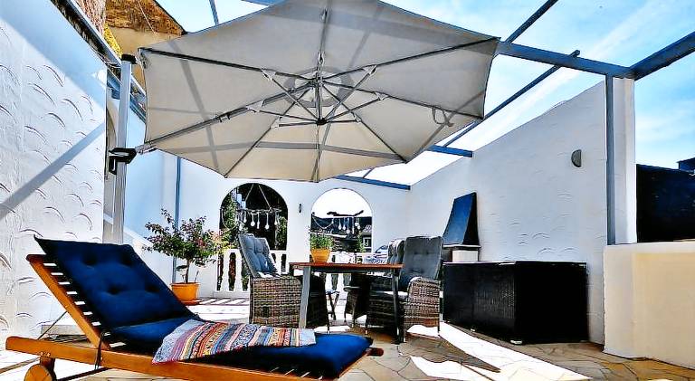 Rental apartment with patio — photo 2