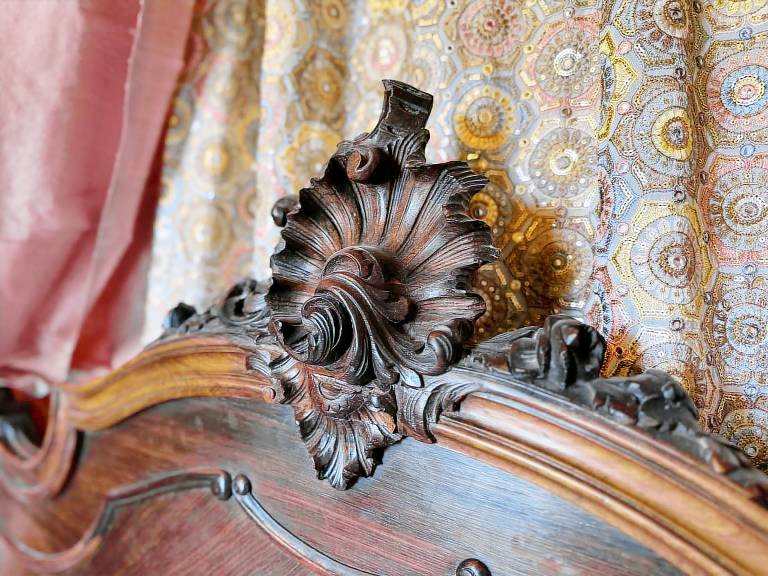 Romantic Antique Double, Shared Bath & Breakfast — photo 3
