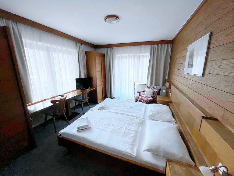 Zimmer 02 2Bett mit Balkon