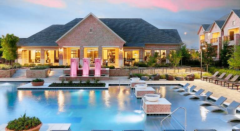 Rental apartment with patio, barbecue & pool | Dogs allowed in Irving, TX