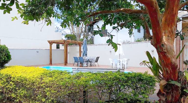 House with pool — photo 4