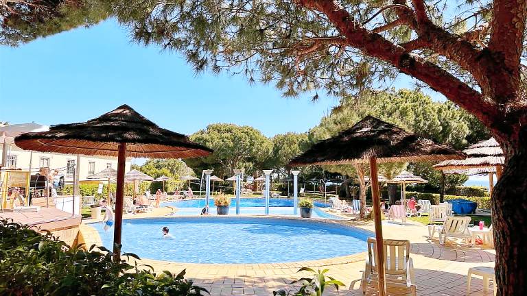 Rental apartment with patio, pool & yard in Albufeira