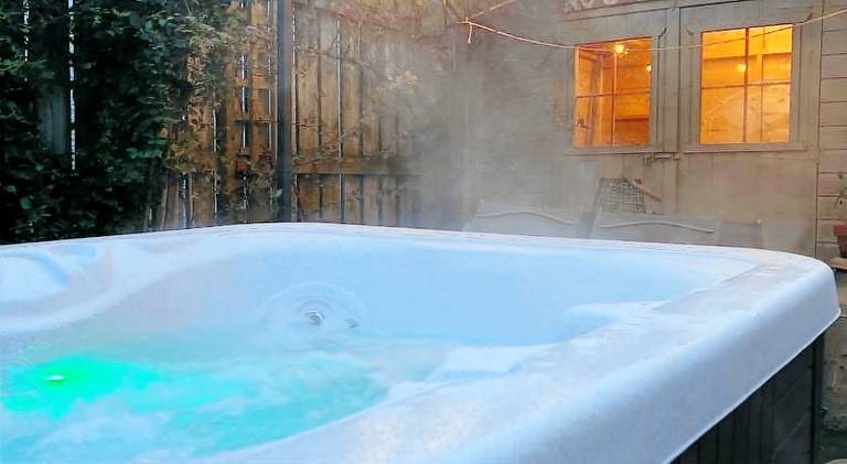 Apartment with jacuzzi — photo 3