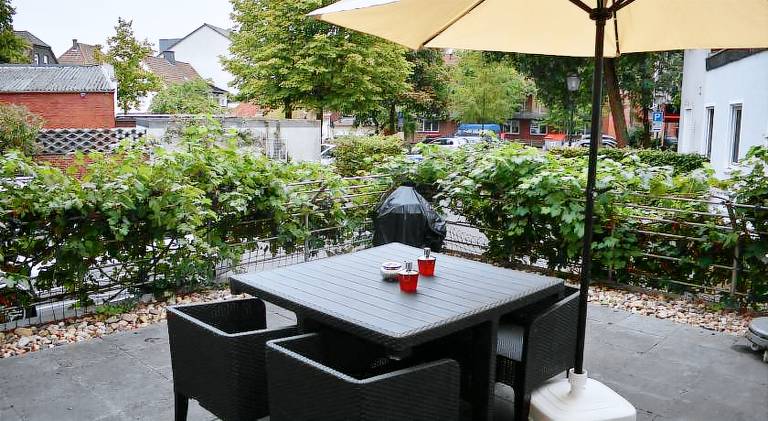 Rental apartment with BBQ & patio — photo 4