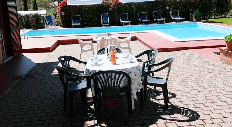 Apartment with pool, barbecue & garden — photo 5