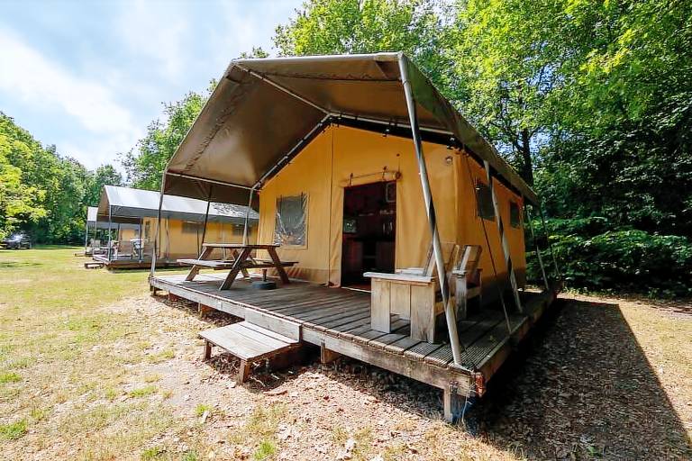 Tent with patio & heated pool in Borger