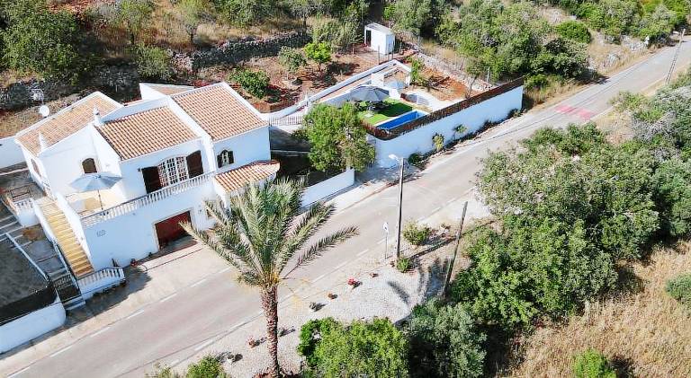 Fully equipped vacation home with terrace, yard & pool | Pets allowed — photo 5