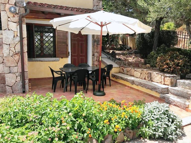 Rental apartment with patio, yard & barbeque | Garden view — photo 5