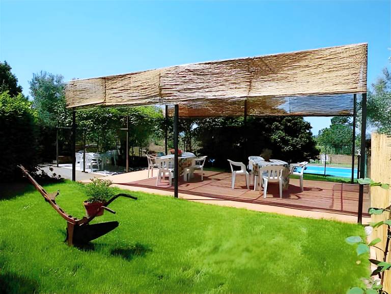 Vacation home with terrace, barbeque & pool — photo 4