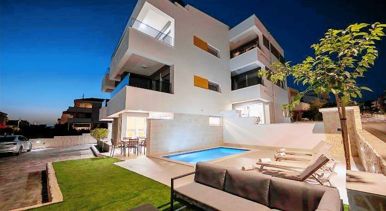 Rental apartment with terrace, garden & private pool in Novalja