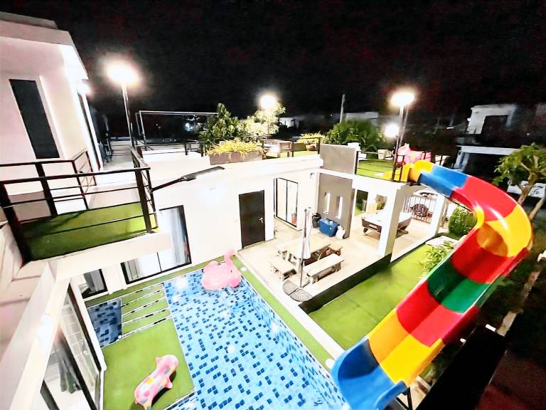 Villa with yard & pool — photo 5