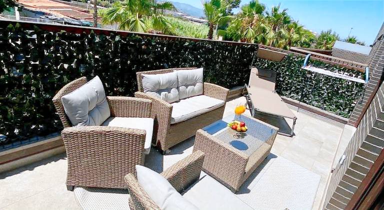 Rental apartment with yard, barbecue & pool — photo 2