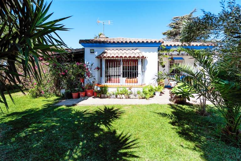 Family-friendly vacation home with terrace, private pool & BBQ | Good for workation | Pets allowed — photo 3
