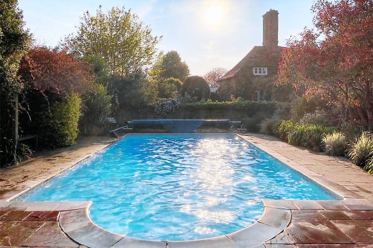 Cottage with garden & BBQ in Ashford