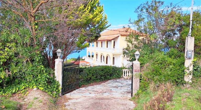Vacation home with terrace & yard in Corfu