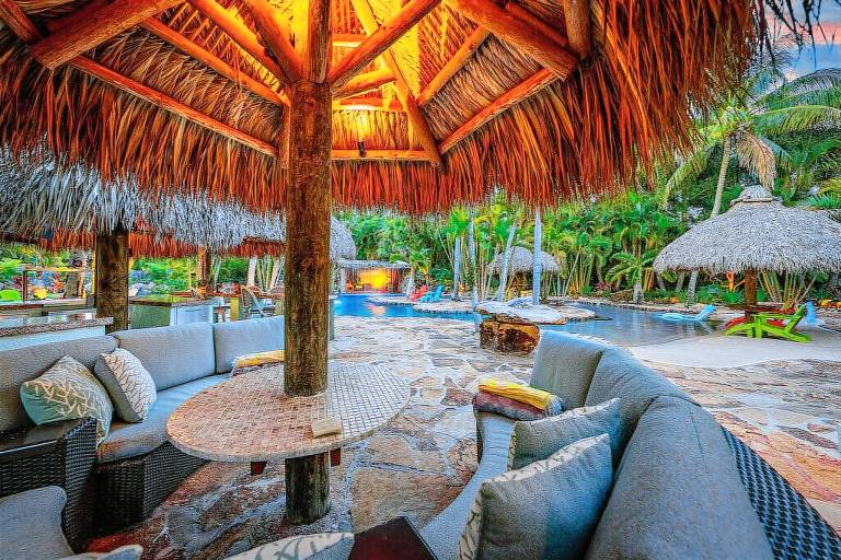 Vacation home with yard & private pool | Garden view — photo 4