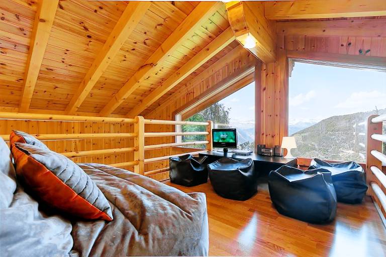 Chalet with sauna, patio & hot tub — photo 2