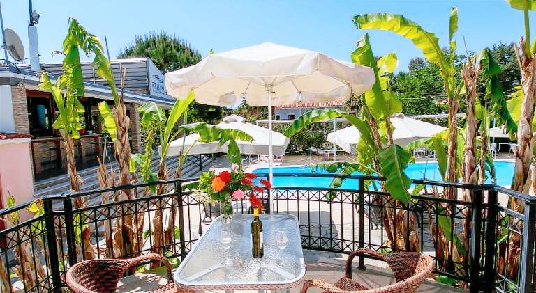 Nice holiday apartment with private pool, terrace & barbeque | Pet-friendly — photo 4