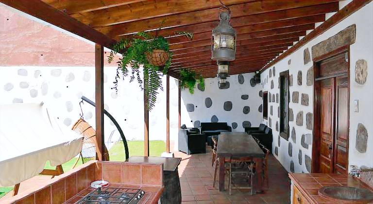 Charming chalet with jacuzzi & pool | Pets allowed — photo 3