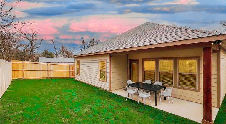 Fully equipped vacation home with yard | Pets are welcome — photo 4