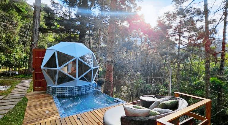 Lodge with barbeque, pool & jacuzzi | Pet-friendly — photo 3