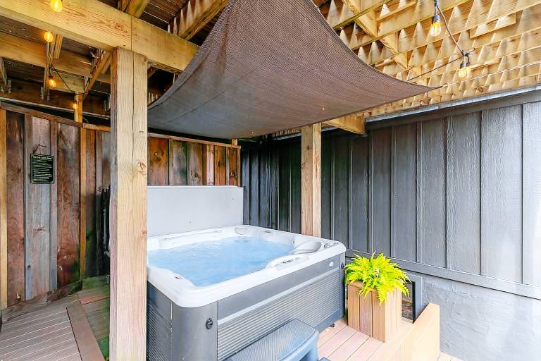 Cornerstone: 100% Renovated, In-Town Boone! Hot tub, Pet Friendly, Pool Table — photo 2