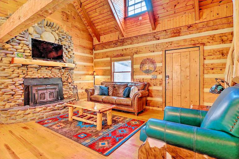 Luxe Dog-Friendly Cabin w/ Hot Tub & Game Room — photo 5
