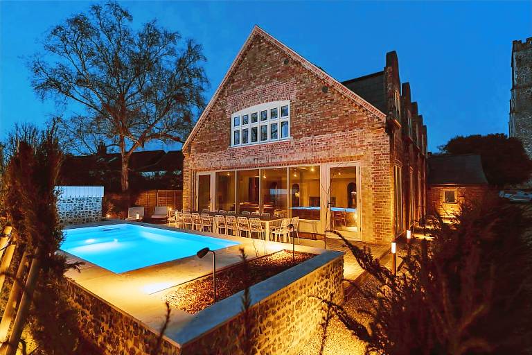 House with grill, garden & private pool in Wells-next-the-Sea