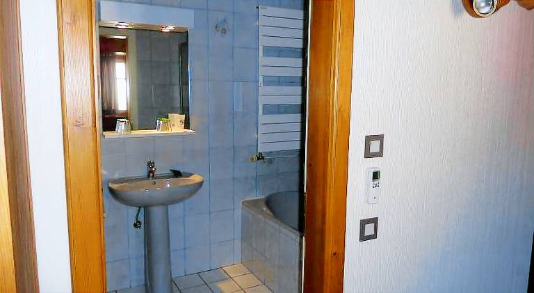 Holiday apartment with yard — photo 2