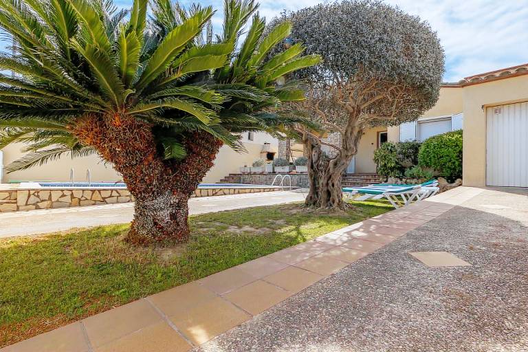 Vacation home with patio, private pool & garden — photo 3