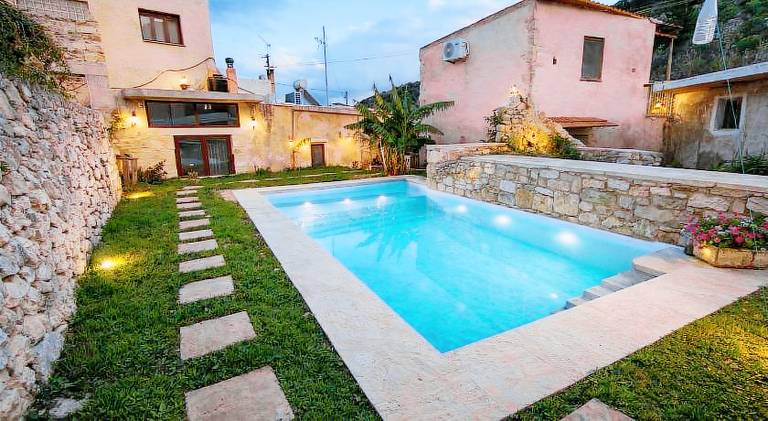 Vacation home with yard, terrace & private pool in Apokoronas