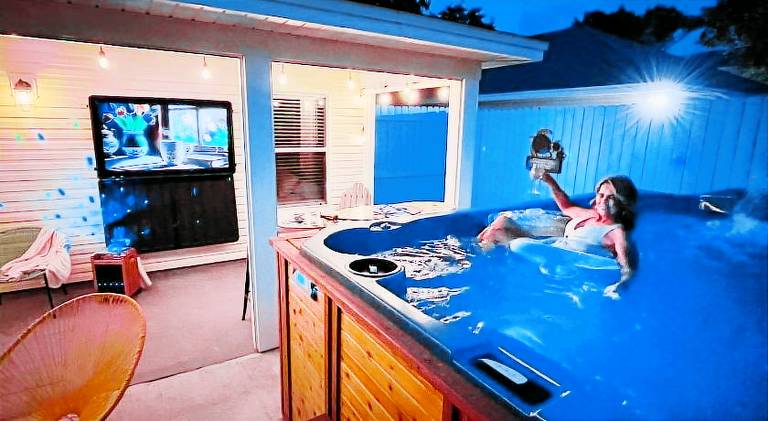 House with hot tub & pool — photo 5