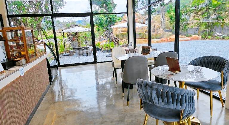 Beautiful vacation home with yard, barbeque & private pool | Perfect for remote work | Dogs allowed — photo 3