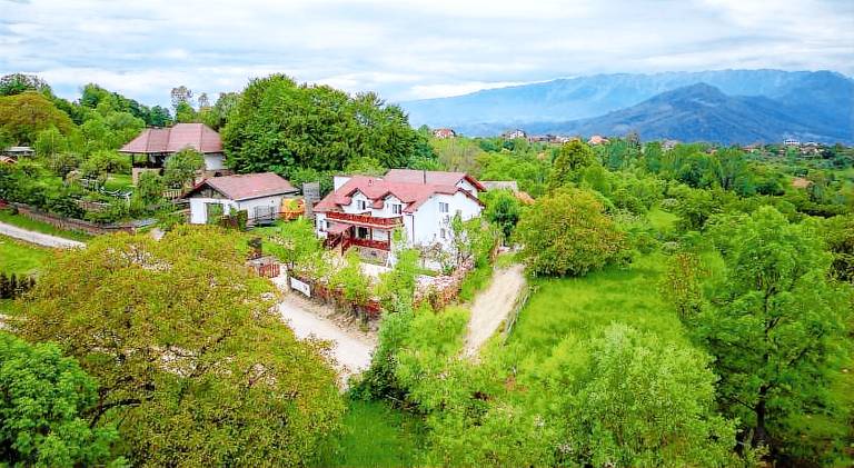 Pleasant lodge with terrace, garden & jacuzzi | Pets are welcome — photo 5
