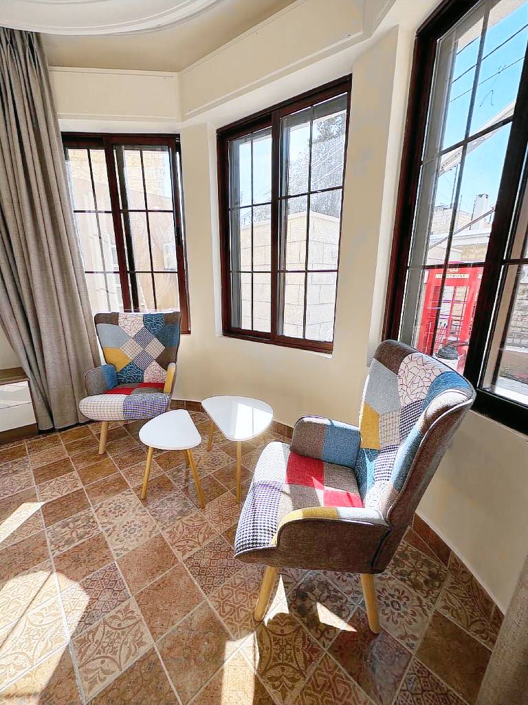 Apartment with patio & hot tub | Near King Abdullah I Mosque | Dogs allowed — photo 2