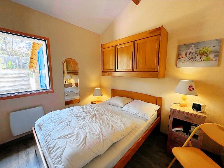 Secluded Forest House with Pool, Terrace & Parking, 15-min Walk to Beach! — photo 4