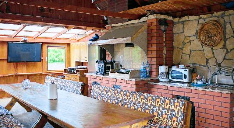 Pleasant vacation home with patio, barbecue & jacuzzi | Pets allowed — photo 4