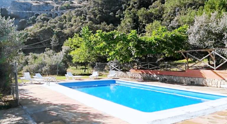 Lodge with yard, barbecue & pool — photo 3