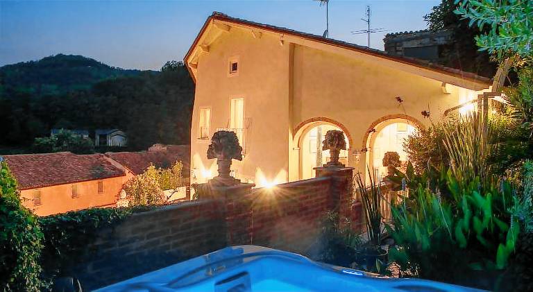 Vacation home with jacuzzi — photo 4