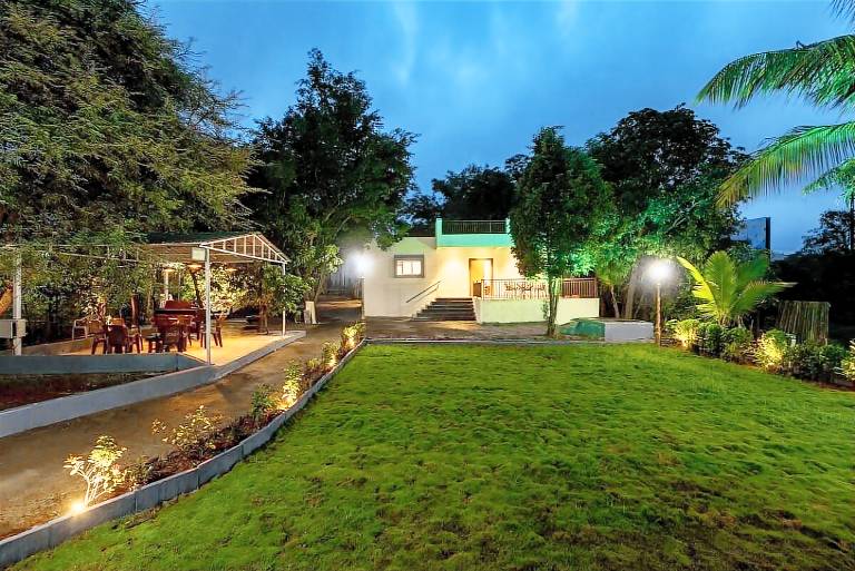 Villa with yard, barbeque & pool | Pets allowed — photo 4