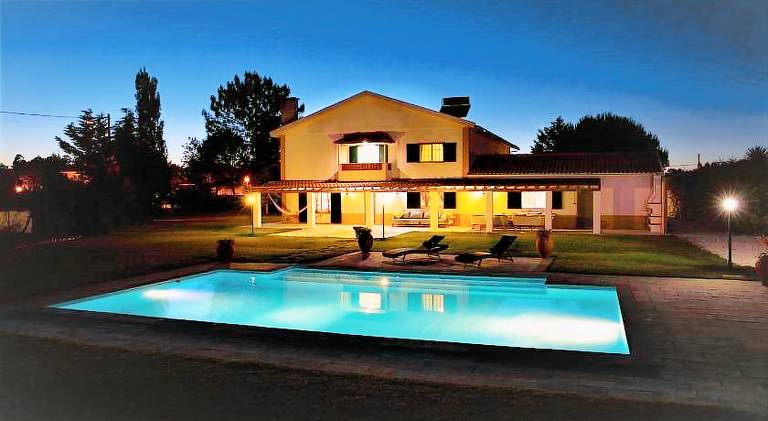 Villa with BBQ, patio & yard in Óbidos