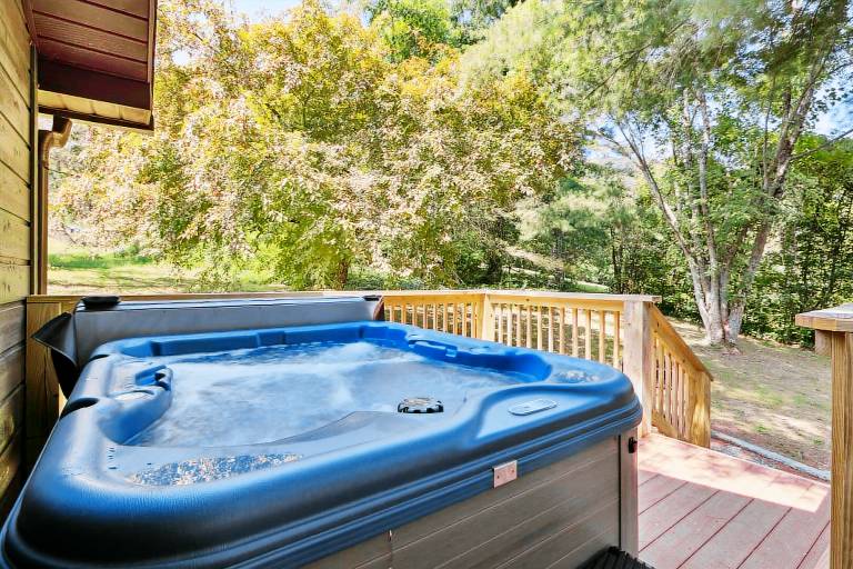 Little Mountain Cabin - 3-Bedroom Retreat with Hot Tub, Fire Pit, Games, and Serene Nature Views — photo 3