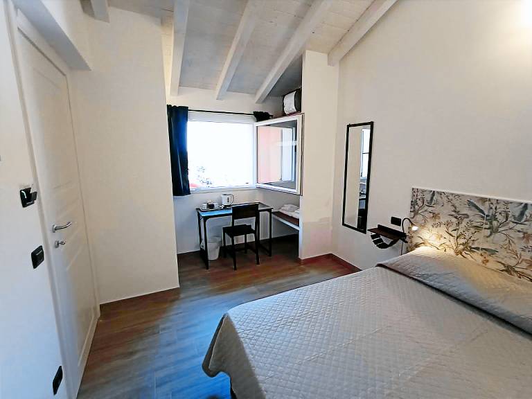 Agriturismo L'Amandola Villa: Double bed room with sea view Genova — photo 3